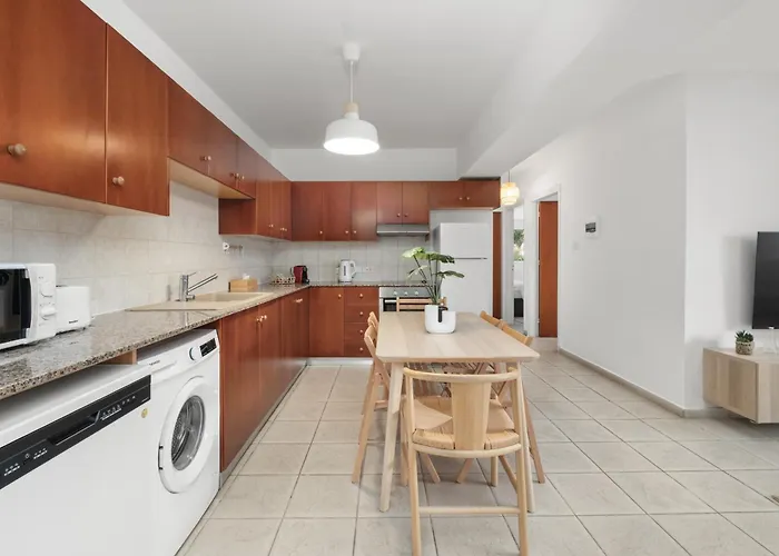 Downtown Stadium 3 Bedroom アパート ラルナカ